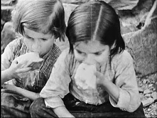 Fotograma de niñas comiendo pan duro en Las Hurdes (1933)