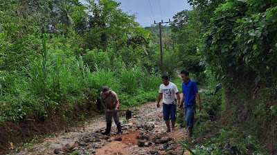 Warga Batunilamung Desa Jojjolo Bulukumpa Gotong Royong Perbaiki Jalan