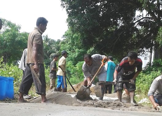 Kades Kambang Ragi, Pimpin Warganya Benahi Jalan Desa