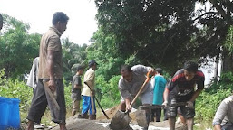 Kades Kambang Ragi Pimpin Warganya Benahi Jalan Desa