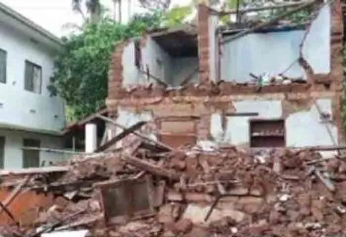 Kochi, News, Kerala, Rain, Heavy rain, Government building, Paravur, Heavy rain: Government building collapsed  in Paravur.