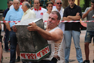 Exhibición de deporte rural en las fiestas de El Regato