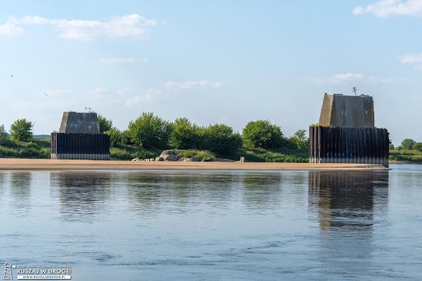 cokoły ruin mostu w Opaleniu Grabówko nad Wisłą