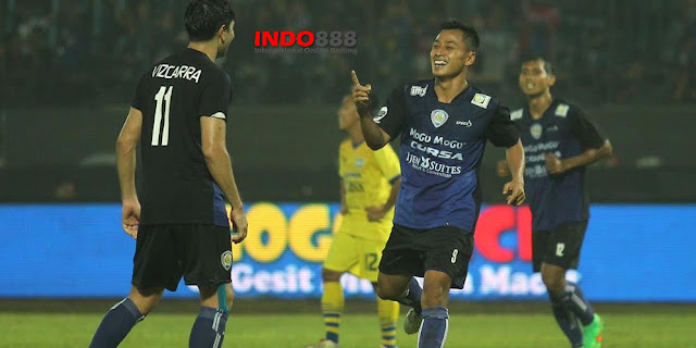 Samsul Arif Merayakan Kemenangan 4 - 1 Atas Gresik United - Indo88News