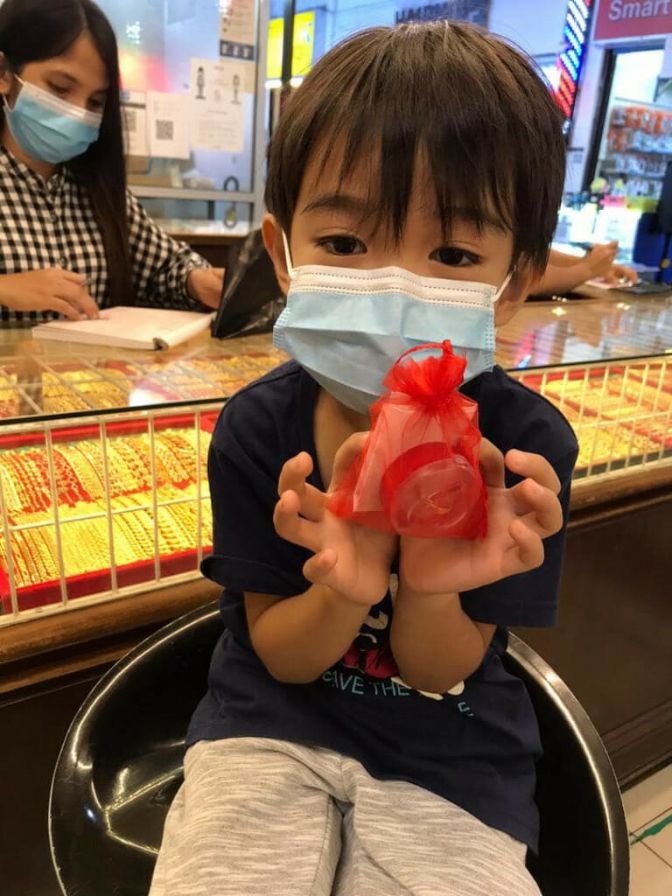 viral kid Malaysia buys gold for mom