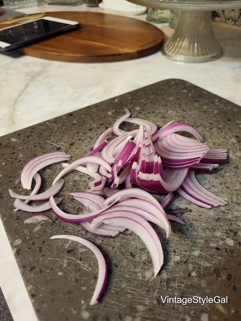 Thinly sliced red onion