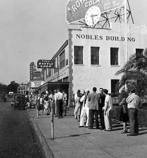 Line up to see Gone with the Wind in Pensacola, Florida (1947)