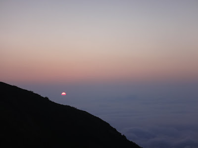 五竜山荘から見えた朝日。雲海から出てくる太陽は美しい。