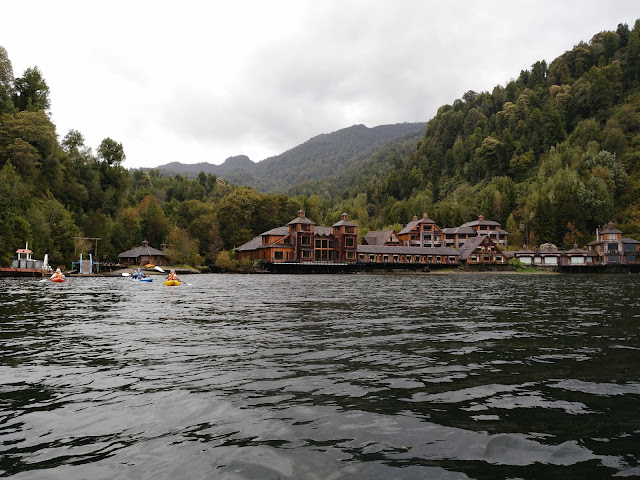 Piragua en fiordo Puyuhuapi, Chile