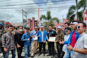 Aliansu Sepuluh Pemuda Aceh Tenggara Hadiahkan Setifikat Gagal Kepada Bupati