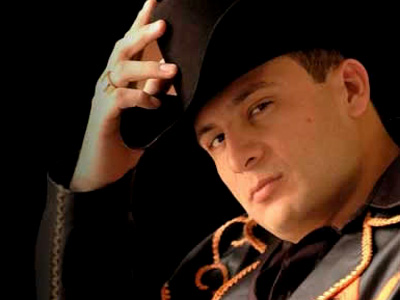 valentin elizalde muerto. Valentín Elizalde nació