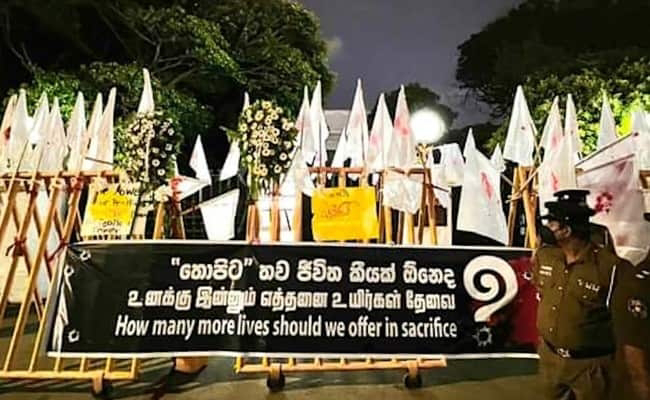 Thousands Of Students Mob Lanka PM's Home Over Economic Crisis