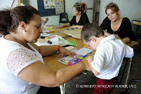 Una logopeda (I) trabaja con un niño en la escuela especial Solidaridad con Panamá, en La Habana, Cuba, el 9 de septiembre de 2014. 