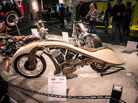 Este es el Speedster King, de Marusius, de Hungría. Es demasiado extraño para nuestros gustos, pero los constructores merecen el debido crédito por construir esto desde el motor 1700cc v-twin. Bastante notable.