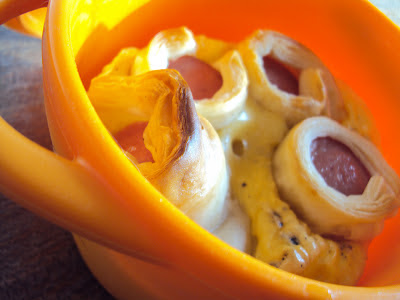 Parówki w cieście francuskim zapiekane z jajkami i mlekiem przepis na śniadanie