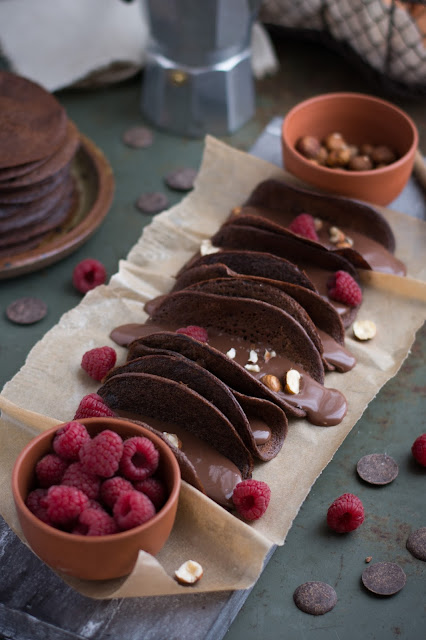 Crêpes moelleuses au chocolat présentées en tacos