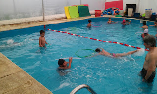 Los alumnos de 4º realizando diferentes propuestas en la pileta. 