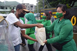 Pengurus Persit di Korem 151 Berbagi Sembako ke Tukang Becak di Ambon