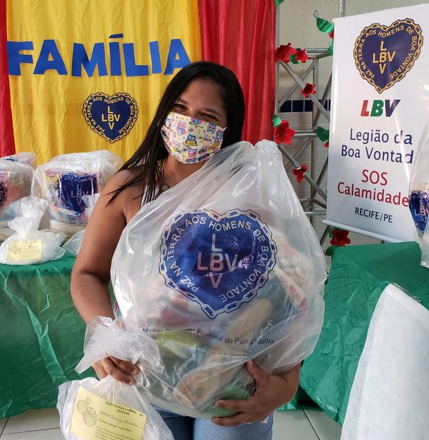 LBV entrega cestas de alimentos, provendo famílias pobres do Recife a enfrentar o isolamento restritivo