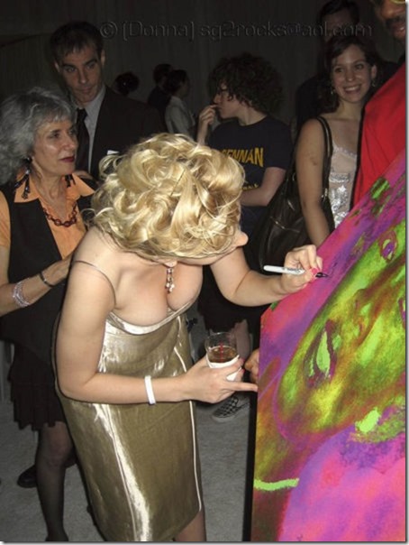 celebrities-caught-looking-38