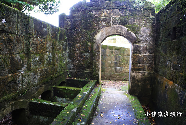 營舍洗手間遺跡，佈滿綠色青苔