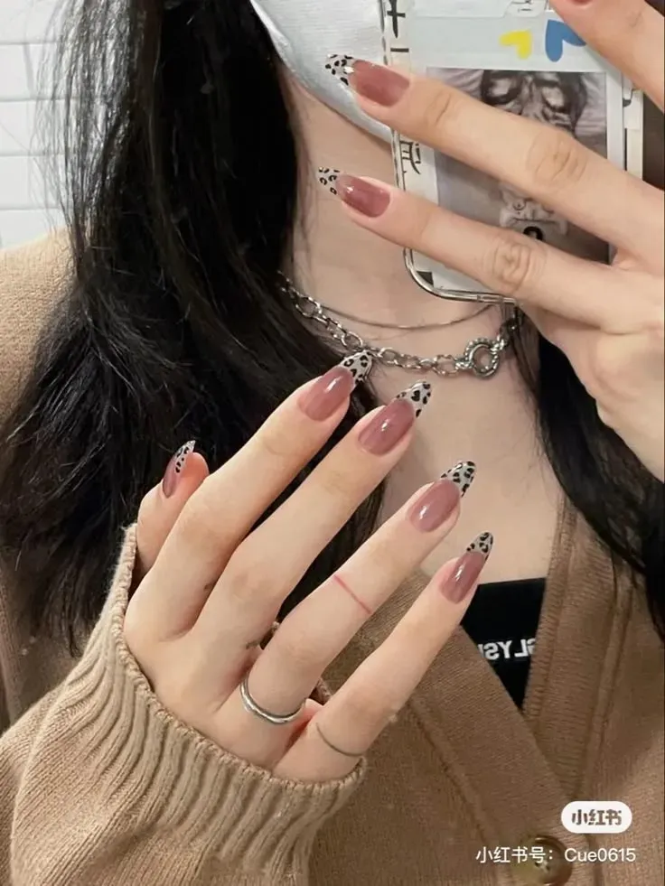 Uñas café marrón para otoño invierno