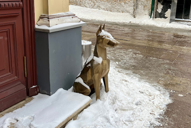 Долгоруковская улица, фигура собаки