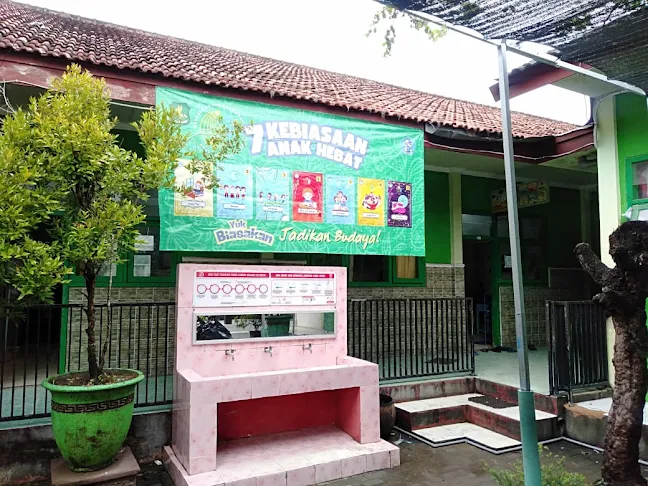 SDN Pangarangan 3 Perkuat Karakter Siswa melalui Pemasangan Banner Edukatif