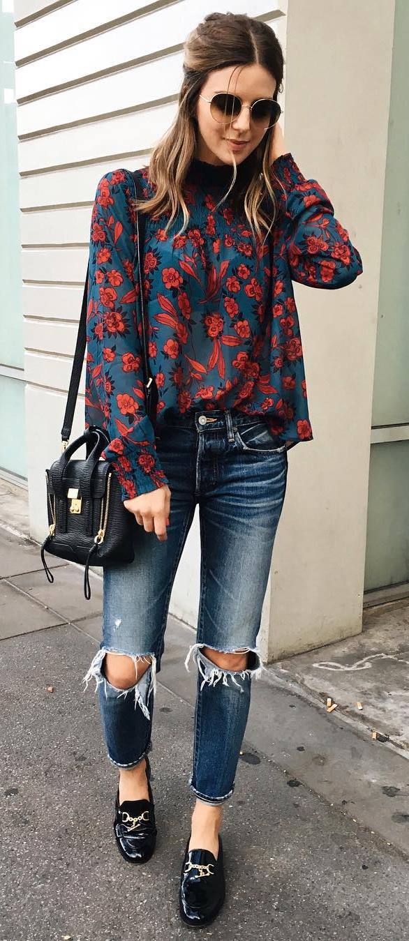beautiful outfit: floral blouse + bag + ripped jeans