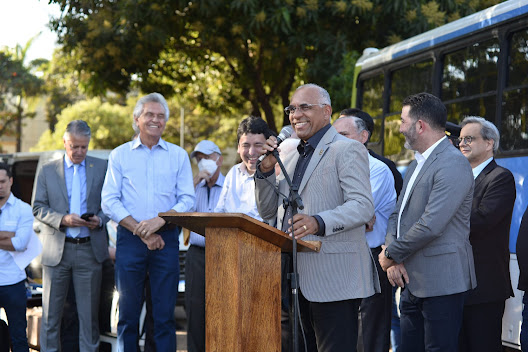 O prefeito Rogério Cruz, ao lado do governador Ronaldo Caiado, participa da apresentação dos novos ônibus que ampliarão a frota do Eixo Anhanguera: