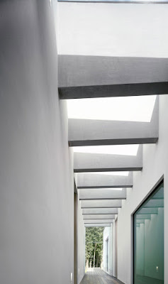 Artistic Project House780 Hallway with Concrete Beams and White Wall
