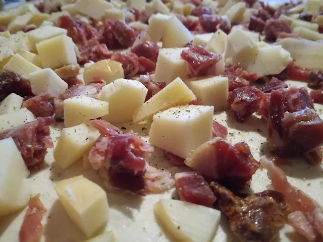 Farcitura con formaggi e salumi misti per tortano napoletano