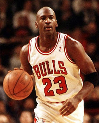   Biografi Michael Jordan     Biodata   Nama Lengkap : Michael Jeffrey Jordan  Agama : Kristen  Tempat Lahir : Brooklyn, New York  Tanggal Lahir : Minggu, 17 Februari 1963  Zodiac : Aquarius  Hobby : Bermain golf | Bisbol  Warga Negara : Amerika  Masa Kecil   Michael Jordan sebenarnya mempunyai nama lengkap Michael Jeffrey Jordan. Dia merupakan anak keempat dari lima bersaudara yang lahir dari keluarga James dan Deloris Jordan. Michael Jordan lahir pada 1963 di Brooklyn, New York, Amerika Serikat. Ketika keluarganya pindah dari Brooklyn ke Wilmington, Carolina Utara, Jordan kecil mulai menyukai basket. Michael Jordan sejak kecil memang dikenal aktif dan menyukai beraneka ragam olahraga. Seiring dengan fisiknya yang terus bertumbuh, Mike terlihat amat suka bermain bola basket one on one di lapangan belakang rumah. Mike tinggal bersama orangtuanya di kawasan Wilmington, North Carolina. Partner tetapnya main basket, tak lain kakaknya sendiri, Larry Jordan. Selama ini, Mike selalu kalah. Maklum saja, Larry memang lebih jago dan bertubuh lebih tinggi besar. Sementara, dirinya berbadan kecil dan ceking.   Pagi itu ada yang berbeda. Wajah Mike terlihat berseri-seri. Ternyata, si kerempeng Mike berhasil mengalahkan Larry dalam duel one on one. Ini sebuah pengalaman yang sangat langka. Karena baru kali inilah, dirinya bisa menaklukkan sang