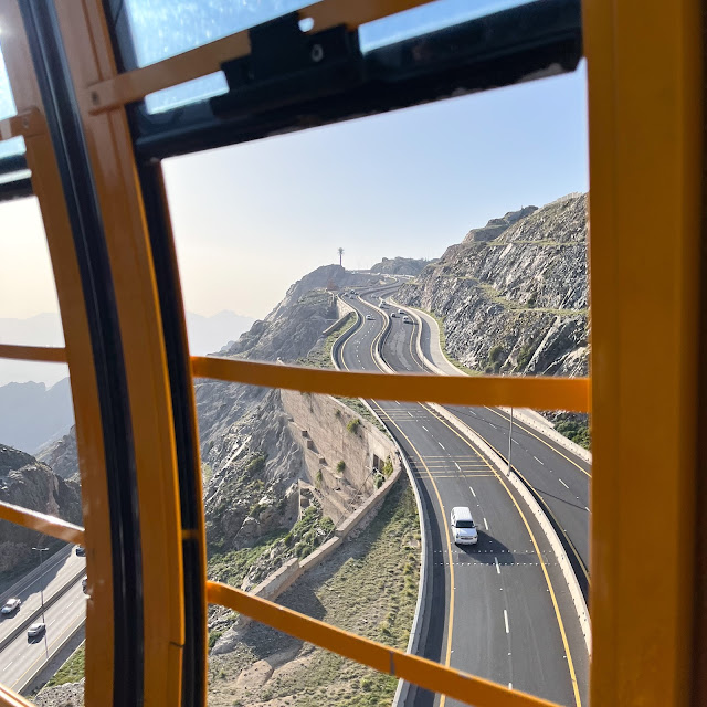 Jalan raya Ta'if dan gunung batu yang terlihat dari jendela cable car