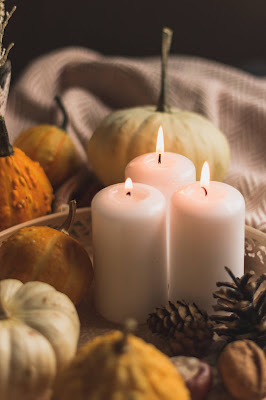 Velas, calabazas y piñas