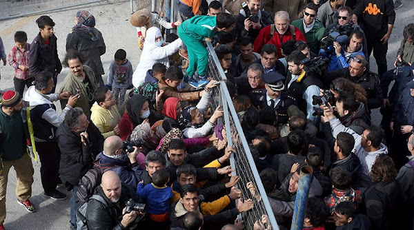  Απίστευτες καταστάσεις στο Ελληνικό: Ένταση μεταξύ Μουζάλα λαθρομεταναστών Κωνσταντίνου- Σοκ από τις γροθιές Αφγανού σε αστυνομικό !! [βίντεο]