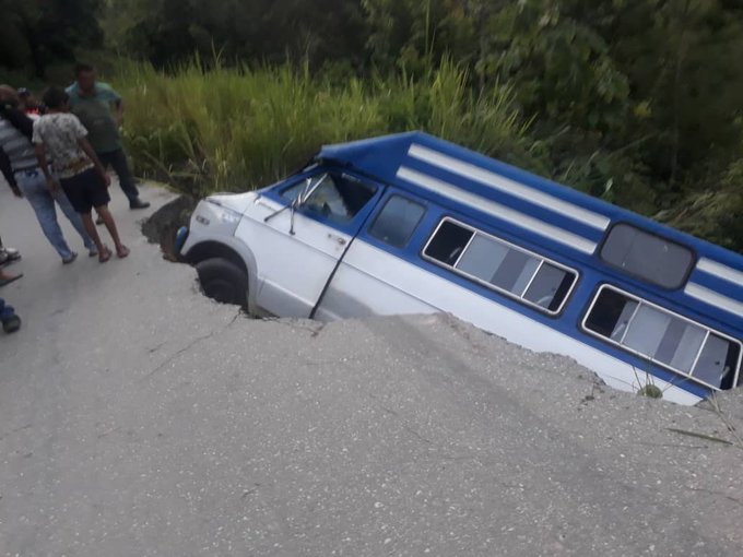 Buseta cayó en un cráter de la carretera El Vigía-La Palmita