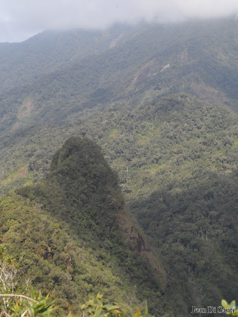 Uma das agudas proeminências do morro Bico Torto - Paranaguá, PR