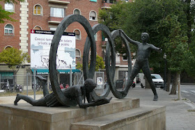 Sculpture "Homenatge a la Mútua Escolar Blanquerna" à Barcelone