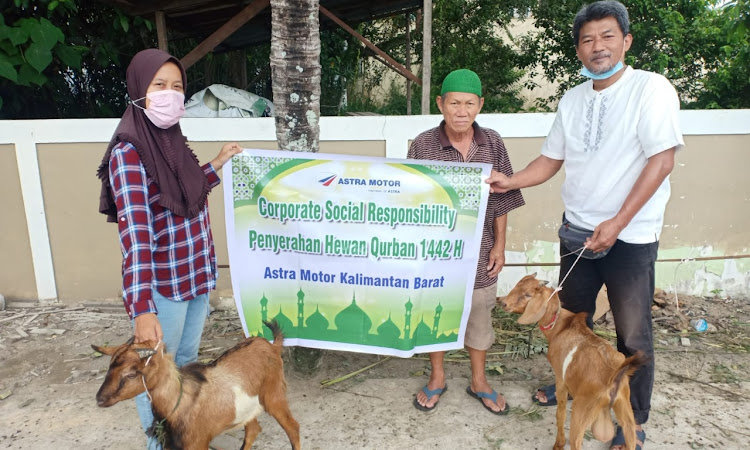 Idul Adha, Astra Motor Kalbar Serahkan Kurban Kambing