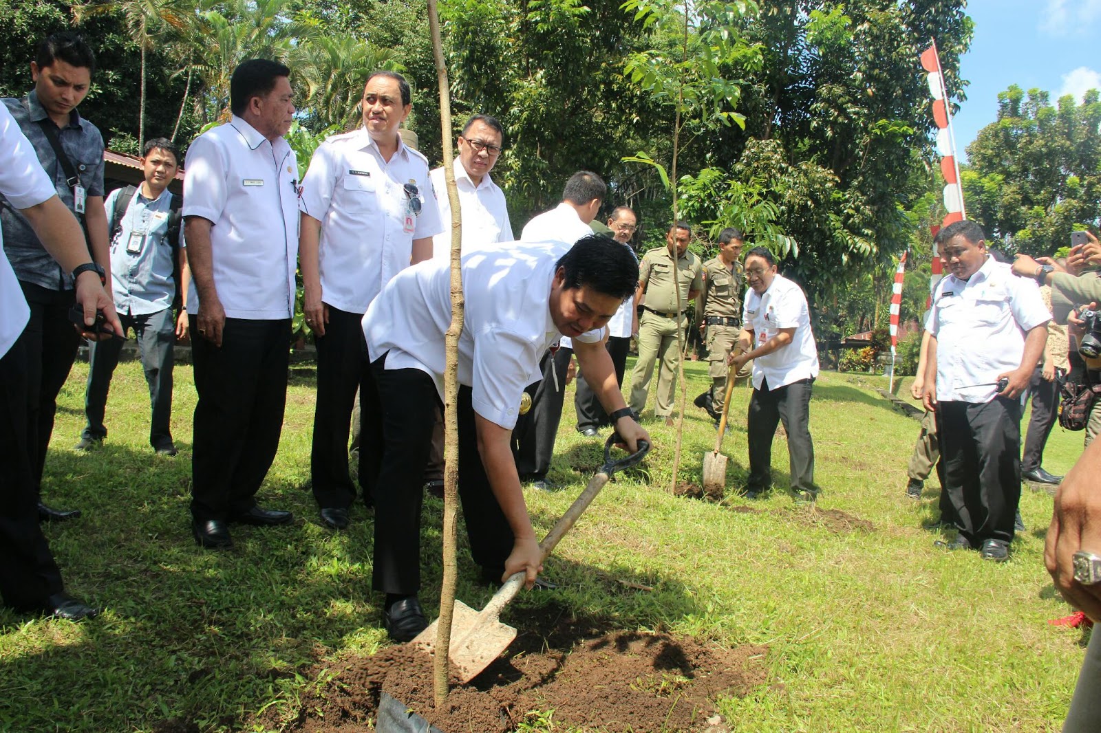 Humas Provinsi Sulawesi Utara: Herry Rotinsulu : Tanam 