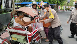 Anggota Polsek Kepanjenkidul Melaksanakan Jumat Berkah Berbagi Nasi Dengan Pemulung dan Tukang Becak