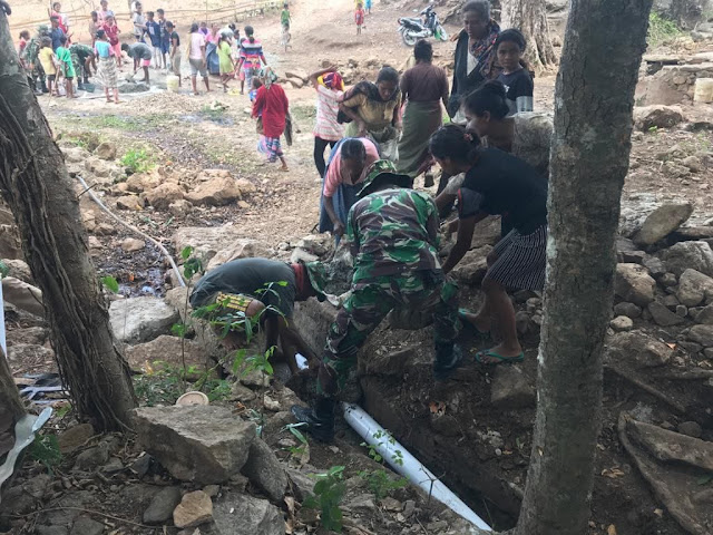 Warga dan Satgas Yonif SYB Kewar Lakukan karya Bakti Pemasangan Pipa Saluran Air di Longguju.lelemuku.com.jpg