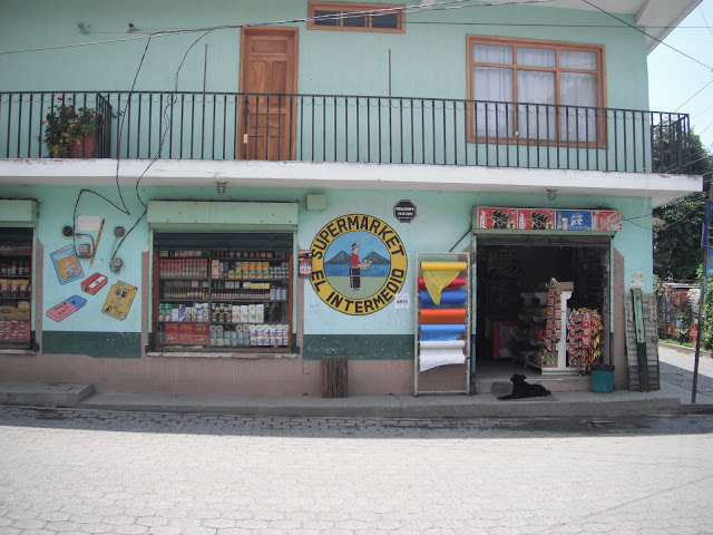 tienda corner store Panajachel Guatemala Intermedio Jucanya