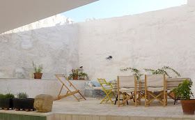 terraza blanca hotel con encanto en menorca chicanddeco