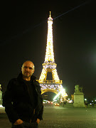 En la actualidad, la Torre Eiffel brilla en las noches parisinas con una .