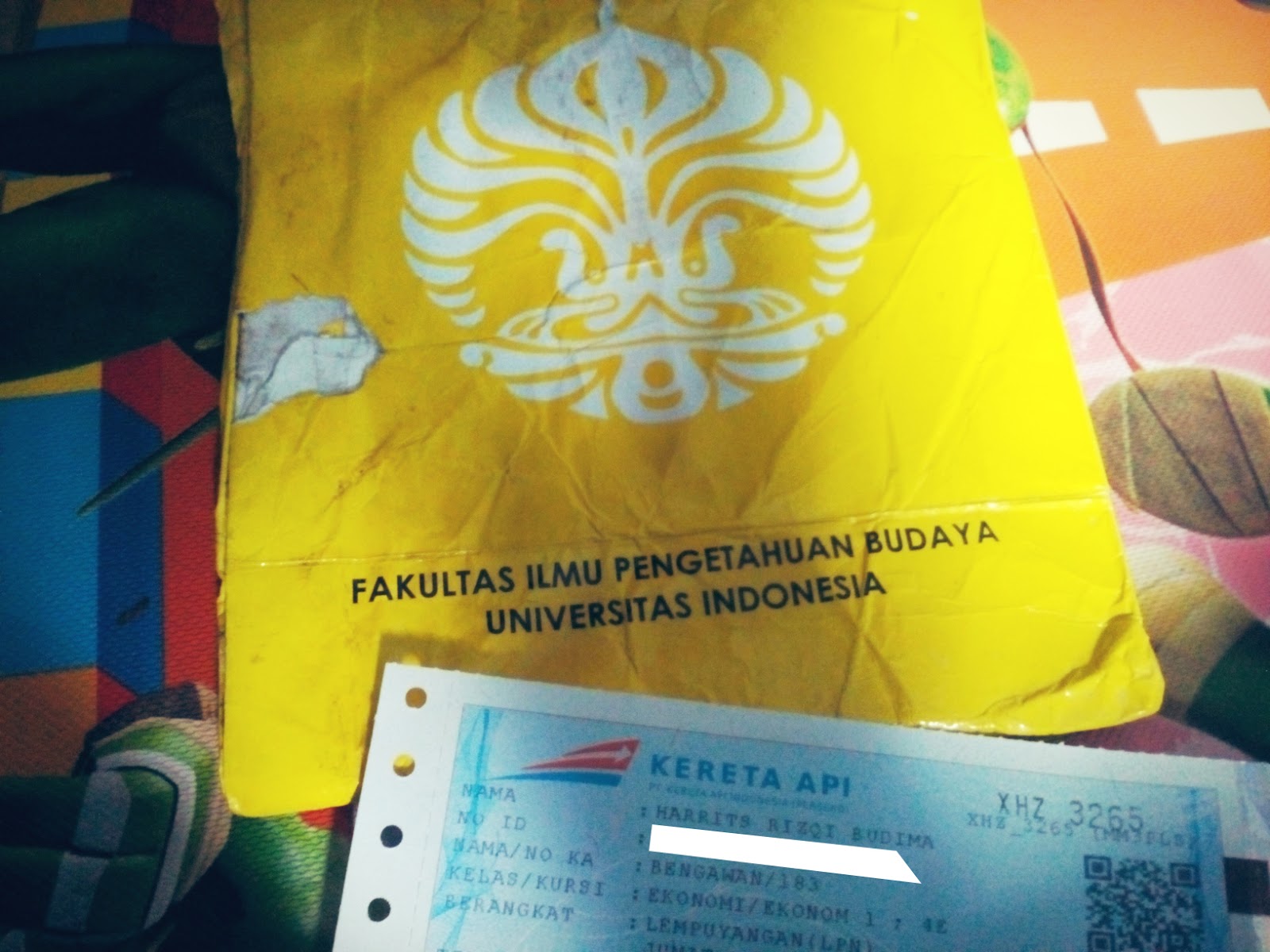 Tiket kereta dan sobekan tas FIB UI