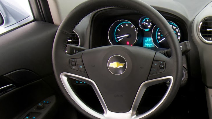 Chevrolet Captiva é na Rumo Norte - A Captiva tem volante em couro com controles de áudio, de velocidade de cruzeiro e coluna de direção ajustável.