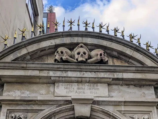 Places to visit around Tower Bridge in London: St. Olave's plague cemetery