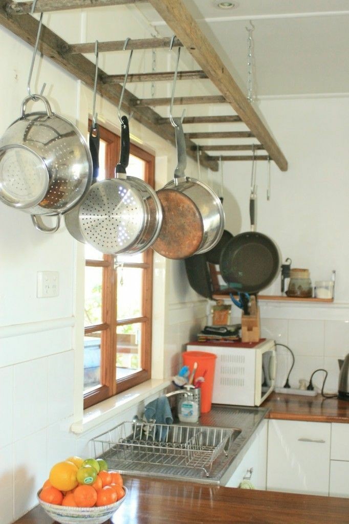 Decoração de cozinhas com reciclagem panelas penduradas